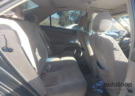 2004 Toyota Camry Le z USA, uszkodzony, nr VIN JTDBE32K940262471